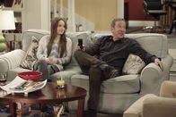 Last Man Standing – Ein seltener Anblick: Eve (Kaitlyn Dever, l.) und ihr Vater Mike (Tim Allen, r.) ganz friedlich vereint ...
