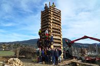 Hoagascht – Moderator Richard Deutinger (vorne, m.) vor dem Osterfeuer-Turm