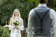 Sturm der Liebe – Braut Alicia (Larissa Marolt, l.) schreitet ihrem Traummann Viktor (Sebastian Fischer, r.) entgegen.