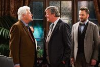 The Great Indoors – (v.l.n.r.) Mather (Barry Bostwick); Roland (Stephen Fry); Jack Gordon (Joel McHale)