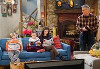 Man with a Plan – (v.li.) Matthew McCann (Teddy Burns), Hala Finley (Emme Burns), Grace Kaufman (Kate Burns), Matt LeBlanc (Adam Burns).