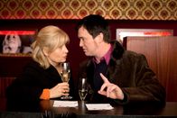 Der Dicke – Rendezvous in einer Bar: Isabel von Brede (Sabine Postel, l.) und Gerd Matuschek (Uwe Bohm, r.).