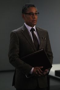 Community – Wer wird das Rennen um den Hawthorne-Thron gewinnen: Pierce und seine Freunde oder Vermögensverwalter Gilbert (Giancarlo Esposito)?; Wer wird das Rennen um den Hawthorne-Thron gewinnen: Pierce und seine Freunde oder Vermögensverwalter Gilbert (Giancarlo Esposito)?