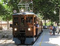 Mit dem Zug ... – Der Tren de Sóller, auch Orangen-Express oder Roter Blitz genannt.