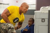 Central Intelligence – Eines Tages taucht plötzlich Bob (Dwayne Johnson, l.) an Calvins (Kevin Hart, r.) Arbeitsplatz auf und dieser traut seinen Augen kaum: Der übergewichtige Junge von früher ist zu einem supercoolen Muskelpaket geworden, das im Auftrag der CIA die Welt rettet.