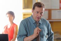 Death in Paradise – DI Jack Mooney (Ardal O'Hanlon) erklärt den Ablauf des Mordes.