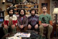 The Big Bang Theory – Kommen nach drei Monaten von ihrer Nordpol-Expedition zurück: Leonard (Johnny Galecki, 2.v.l.), Sheldon (Jim Parsons, r.), Rajesh (Kunal Nayyar, l.) und Howard (Simon Helberg, 2.v.r.) ...