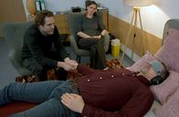 Heilende Drogen – Eine große Studie mit mehr als 140 Patientinnen und Patienten untersucht die Wirksamkeit von Psychedelika bei Depressionen. Andreas (liegend) ist ein Proband der Depressionsstudie.