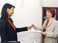 In aller Freundschaft – MDR Fernsehen IN ALLER FREUNDSCHAFT FOLGE 186, "ARD/MDR - IN ALLER FREUNDSCHAFT, Fernsehserie 2003, Folge 186: Gebrochenes Schwingen, Regie Peter Wekwerth Uhr. Pia Heilmann (Hendrikje Fitz, rechts) ist vom angebotenen Haus begeistert und kann nicht glauben, dass die Maklerin Katrin Weber (Ivana Kansy) dieses für einen sehr günstigen Preis zum Kauf anbietet. Wo ist nur der Haken?