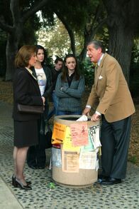 Gilmore Girls – Lorelai (Lauren Graham, 2.v.l.) und Rory (Alexis Bledel, 2.v.r.) sind alles andere als begeistert, als Richard (Edward Herrmann, r.) und Emily (Kelly Bishop, l.) ihnen offenbaren, dass sie nicht nur eine Besichtigung der Yale Universität geplant haben ...