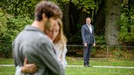 Sturm der Liebe – Christoph (Dieter Bach hinten) schmerzt es, dass er Alexandra (Daniela Kiefer vorne r. mit Christopher Jan Busse) nicht beistehen kann.