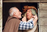 Sturm der Liebe – ARD STURM DER LIEBE FOLGE 1303 Uhr im ERSTEN. Alfons (Sepp Schauer, l.) wollte schon immer mal den Romeo spielen - André (Joachim Lätsch, r.) muss die Julia sein.