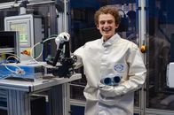 Checker Julian – Julian im Laser Zentrum Hannover. Weil Laserstahlen richtig gefährlich sein können, trägt Julian zur Sicherheit Spezialkleidung.