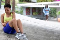 Death in Paradise – Nachdem das Lösegeld gezahlt wurde, hat Mia Taylor (Petra Letang, r.) ihre entführte Tochter Clarissa (Karise Yansen, l.) endlich wieder. Doch mit dem, was danach passiert, hat niemand gerechnet.