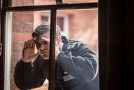 Silent Witness – Sergeant Mark Button (Tom Hanson) sucht nach Angehörigen der Verstorbenen.