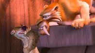 Ice Age – "Ice Age", Dem übellaunigen Mammut Manfred läuft eines Tages das quirlige Faultier Sid über den Weg. Mit dem beschaulichen Eiszeitleben ist es ein für alle Mal vorbei. Sid quasselt nicht nur in einem fort, er scheint auch Ärger magnetisch anzuziehen. Wohl oder übel lässt sich Manni überreden, ihm zu helfen, das Menschenkind Roshan zu dessen Familie zurückzubringen. Als sich der verschlagene Säbelzahntiger Diego dem munteren Trio anschließt, entwickelt sich das Vorhaben zu einer gefährlichen Mission.