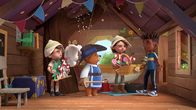 Paddingtons Abenteuer – v.li.: Jonathan Brown, Paddington, Judy Brown, Mateo