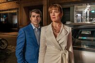 The Chelsea Detective – Auch Galeriebesitzerin Rebekah Chaban (Rachael Stirling) und ihr Ehemann Benoit (Félicien Juttner) geraten in den Fokus der Ermittler.