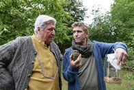 Löwenzahn – An seinem Sonnenbrand und anderen Missgeschicken ist nur der verwandelte Mistkäfer Schuld. Das versucht Nachbar Paschulke (Helmut Krauss, l.) zumindest Fritz Fuchs (Guido Hammesfahr, r.) weis zu machen.