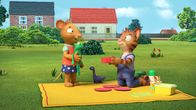 Pip und Posy – Auf dem Weg zu Pip, trifft Posy auf Frankie, die ihr etwas Leckeres anbietet.