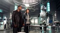 I, Robot – Mit Hilfe der Roboterpsychologin Dr. Susan Calvin (Bridget Moynahan, r.), die der festen Überzeugung ist, dass die ehernen Robot-Gesetze zum Schutz der Menschen fest in den Maschinen installiert sind und nicht umgangen werden können, stößt Detective Spooner (Will Smith, l.) auf ein die gesamte Menschheit bedrohendes Geheimnis ...