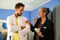 Bettys Diagnose – Dr. Frank Stern (Max Alberti) und Mechthild Puhl (Sybille J. Schedwill).