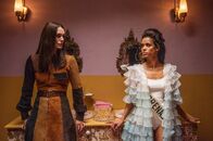 Die Misswahl – v.li.: Sally Alexander (Keira Knigthley) und "Miss World" Jennifer Hosten (Gugy Mbatha-Raw)