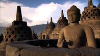 Superbauten – Mitten im indonesischen Dschungel findet sich die vielleicht längste Bildergeschichte der Welt an der größten buddhistischen Tempelanlage der Welt in Borobodur. Über fast fünf Kilometer erstrecken sind die Reliefs an den Tempelwänden, die Szenen aus den Leben Buddhas und der Erbauer erzählen. Honorarfrei - nur für diese Sendung bei Nennung ZDF und Jörg Adams