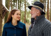 Sturm der Liebe – ARD STURM DER LIEBE FOLGE 1312 Uhr im ERSTEN. Gustl (Sepp Schauer, r.) spürt instinktiv, dass Eva (Uta Kargel, l.) mit Robert mehr verbindet als sie zugeben will.