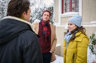 Sturm der Liebe – Denise (Helen Barke, r.) stellt Joshua (Julian Schneider, l.) und Henry (Patrick Dollmann, M.) einander vor.