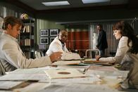 Dr. House – Dr. House (Hugh Laurie, 2.v.r.) erklärt Dr. Allison Cameron (Jennifer Morrison, r.), Dr. Robert Chase (Jesse Spencer, l.) und Dr. Eric Foreman (Omar Epps, 2.v.l.), warum der aktuelle Fall für ihn so besonders interessant ist.