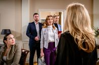 Sturm der Liebe – Yvonne (Tanja Laläus, vorne r.) improvisiert bei ihrer Prüfung vor Alexandra (Daniela Kiefer, hinten M.) und Hanno (Hanno Dobiat, hinten r.) souverän.