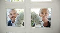 Tatort – Bei den Nachbarn des Toten versuchen die Kommissare Freddy Schenk (Dietmar Bär, l) und Max Ballauf (Klaus J. Behrendt, r) hinter die Fassaden zu blicken.