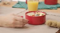 Moppi und der Leckerladen – Moppis will sich das Smüsli schnappen, aber Maya ist schneller.
