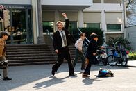 Rosenthal – Seine Spielfreude zeigt Hans Rosenthal (Florian Lukas, 2.v.l.) auch beim spontanen Straßenfußball mit Kindern (Komparsen).