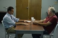 Tödliche Stille – A detective and suspect sit in an interrogation room.