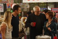 Community – Während Troy einsehen muss, dass Abed ein besserer Athlet ist, haben Sabrina (Sara Erikson, l.), Jeff (Joel McHale, 2.v.l.), Pierce (Chevy Chase, 2.v.r.) und Doreen (Sharon Lawrence, r.) ein Doppeldate ...