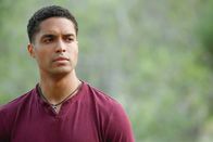 Extant – Die Anwesenheit von Adhu (Henderson Wade) und seinen Kindern setzt die Regierung so stark unter Druck, dass diese jedes Risiko eingehen würden, um sie zu besiegen ...