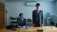 This Is Going to Hurt – Während seiner Anhörung muss Adam (Ben Whishaw, r.) etwas los werden. Was er daraufhin berichtet, schockiert nicht nur seinen Anwalt James (Al Roberts, l.).