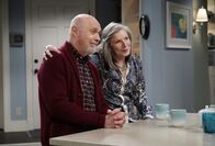 Last Man Standing – Ed Alzate (Hector Elizondo, l.); Bonnie (Susan Sullivan, r.)