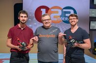 1, 2 oder 3 – Die Robotik-Experten Elia Kaufmann und Leonard Bauersfeld bringen einen Quadcopter mit ins Studio und zeigen Elton, was dieser alles kann.