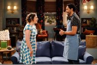 Call Me Kat – Kat (Mayim Bialik, l.); Oscar (Christopher Rivas, r.)