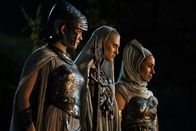 Der Herr der Ringe: Die Ringe der Macht – Drei Mystikerinnen (Edith Poor, l., Bridie Sisson, M., Kali Kopae, r.) suchen im Lager der Harfüße nach dem Fremden.