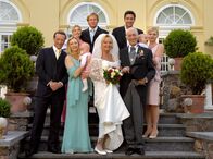 Mamas Flitterwochen – Eine schrecklich nette Großfamilie: Braut Hilde (Ruth Maria Kubitschek) und Bräutigam Theo (Ernst Stankovski) mit Regina (Marita Marschall, 2.v.li.) und Robert (Michael Roll, li.), Anja (Tina Ruland, hinten li.) und Sebastian (Oliver Clemens, hinten li.) sowie Susanne (Susanna Simon, re.) und Frank (Oliver Bootz, hinten re.).
