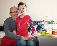 Re: – Petr Smeral und seine Tochter Simonka: Der Vater will sich nicht abfinden mit dem scheinbar unabänderlichen Schicksal pflegender Eltern, mit der Wahl zwischen eigenem Kind oder eigenem Leben.
