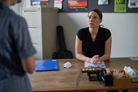 First Day - Ich bin Hannah – Ms Fraser (Brenna Harding, r.) fragt Hannah (Evie MacDonald, l.), ob diese auch mit auf den bevorstehenden Klassenausflug kommen wird.