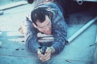 Stirb langsam 2 – John McClane (Bruce Willis) nimmt die Dinge gern selbst in die Hand: Während andere nur rumlabern, muss er rumballern ...
