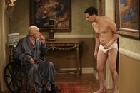Two and a Half Men – Als Victor (George Coe, l.), der Ehemann seiner neuen Freundin, aus dem Koma erwacht, steht Alan (Jon Cryer, r.) vor einem Problem ...