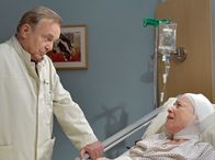 In aller Freundschaft – Andreas Petry (Klaus Schindler) konfrontiert seine Mutter mit seiner Vermutung, dass sie unter Kleptomanie leidet und der Unfall bei einem kleinen Fluchtversuch passierte. Christel Petry (Regine Lutz) reagiert äußerst gereizt und macht ihrem Sohn Vorwürfe.