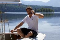 Die Rosenheim-Cops – Statt zum Tatort zu fahren, muss Kommissar Hansen (Igor Jeftic) mit seinem Segelboot erst mal an Land kommen.